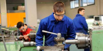 Alumno de Formación Profesional en Andalucía operando un torno de mecanizado durante las prácticas, inscripción abierta para el curso 2025/26