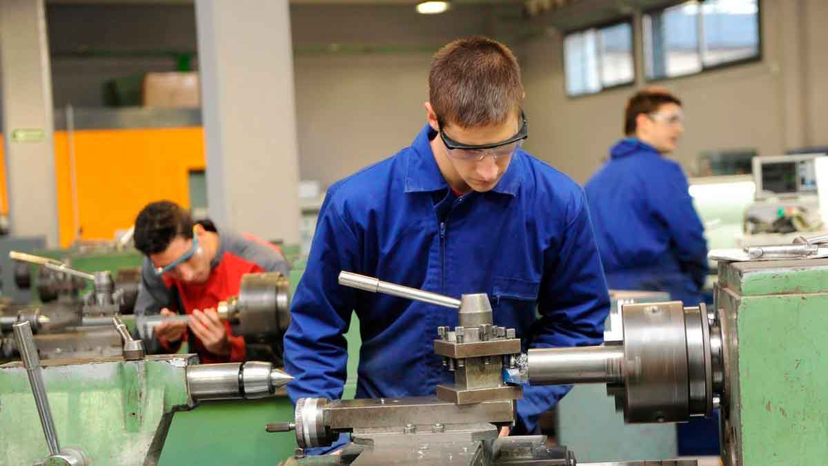 Alumno de Formación Profesional en Andalucía operando un torno de mecanizado durante las prácticas, inscripción abierta para el curso 2025/26