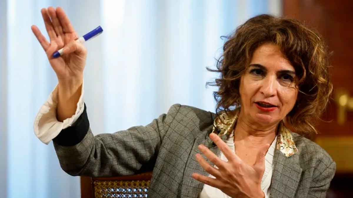 Ministra de Hacienda gesticulando mientras advierte sobre sanciones de hasta el 150 % por presentar la Renta tarde