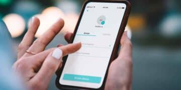 Mano de autónoma usando la app Bizum en el móvil para enviar dinero, operaciones que controlará Hacienda desde enero de 2026