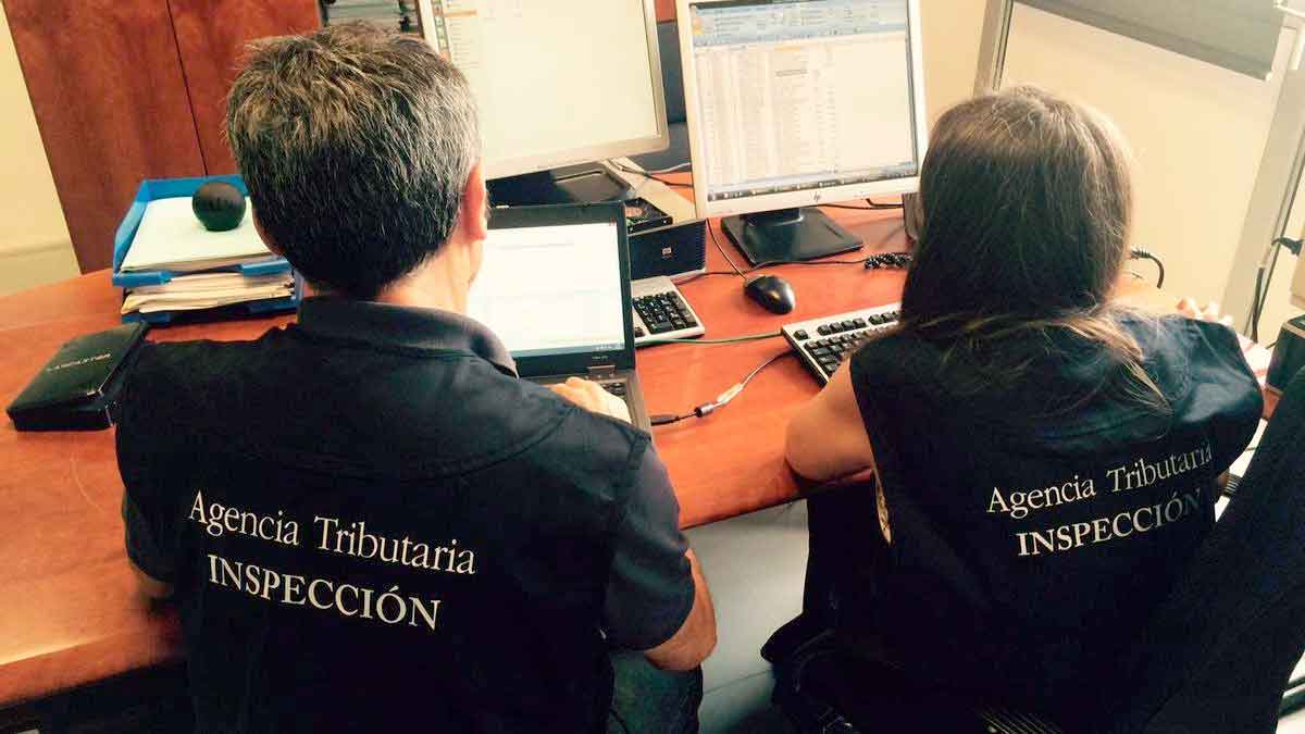 Inspectores de Hacienda trabajando frente a ordenadores, revisando perfiles de contribuyentes