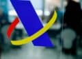 Logo de la Agencia Tributaria en una oficina, alusivo al retraso en la devolución de la Renta 2024-2025