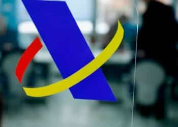 Logo de la Agencia Tributaria en una oficina, alusivo al retraso en la devolución de la Renta 2024-2025