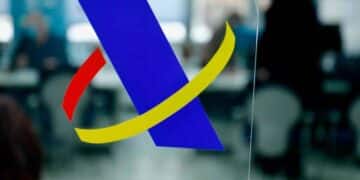 Logo de la Agencia Tributaria en una oficina, alusivo al retraso en la devolución de la Renta 2024-2025