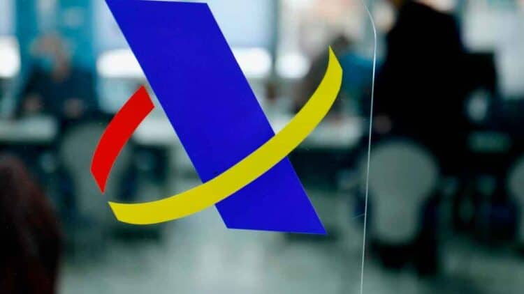Logo de la Agencia Tributaria en una oficina, alusivo al retraso en la devolución de la Renta 2024-2025