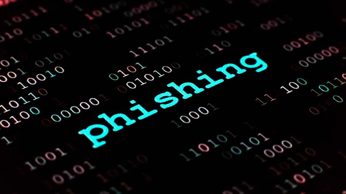 Palabra ‘phishing’ iluminada sobre fondo de código binario, alusiva a la estafa que suplanta a la Policía Nacional según INCIBE