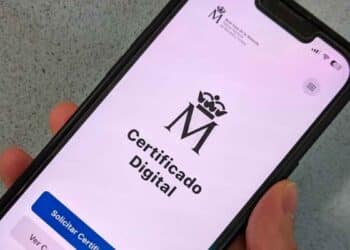 Smartphone mostrando la aplicación del Certificado Digital FNMT para instalarlo y realizar trámites oficiales desde el móvil