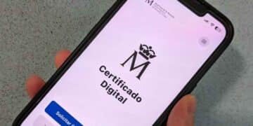 Smartphone mostrando la aplicación del Certificado Digital FNMT para instalarlo y realizar trámites oficiales desde el móvil