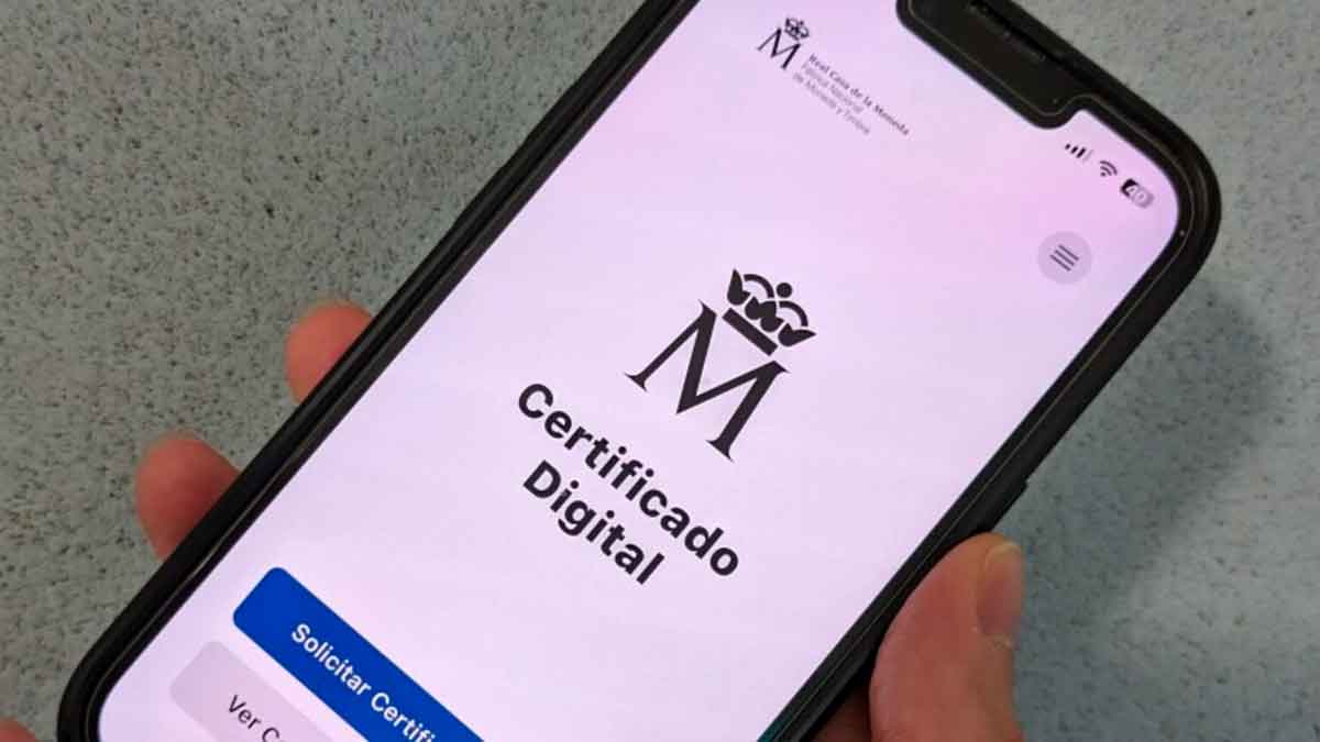 Smartphone mostrando la aplicación del Certificado Digital FNMT para instalarlo y realizar trámites oficiales desde el móvil