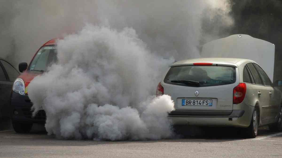 Técnico de ITV midiendo emisiones a un coche diésel Euro 4 con la nueva prueba de partículas 2025 en España.