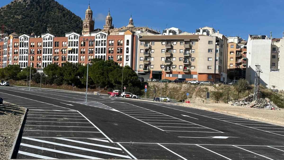 Nuevo aparcamiento asfaltado en Jaén, primeras plazas del plan municipal de 1 000 estacionamientos para 2026.