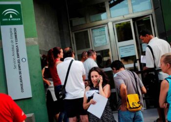 Cola de ciudadanos ante la oficina del Servicio Andaluz de Empleo en Jaén, provincia líder en subsidios del SEPE
