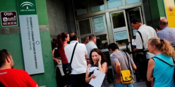 Cola de ciudadanos ante la oficina del Servicio Andaluz de Empleo en Jaén, provincia líder en subsidios del SEPE