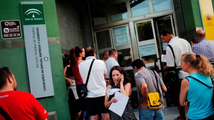 Cola de ciudadanos ante la oficina del Servicio Andaluz de Empleo en Jaén, provincia líder en subsidios del SEPE