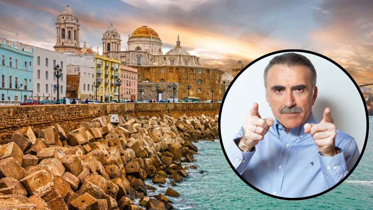 presentador andaluz señalando con ambas manos sobre panorámica marítima de Cádiz al atardecer.