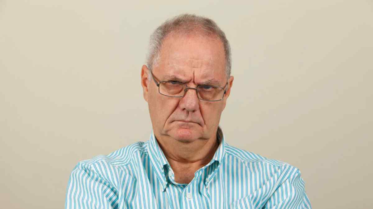 hombre jubilado preocupado por recorte del 21 % al adelantar la jubilación a los 63 años con 40 años cotizados.