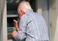 Pensionista retirando efectivo del cajero tras cobrar la paga extra de verano 2025 que duplica su pensión de junio