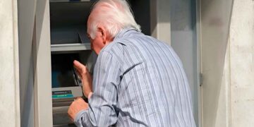Pensionista retirando efectivo del cajero tras cobrar la paga extra de verano 2025 que duplica su pensión de junio