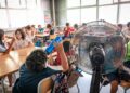 Alumnos andaluces enfrían el aula con un ventilador durante una ola de calor, situación que la Junta solucionará climatizando 80 colegios más