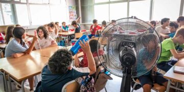 Alumnos andaluces enfrían el aula con un ventilador durante una ola de calor, situación que la Junta solucionará climatizando 80 colegios más