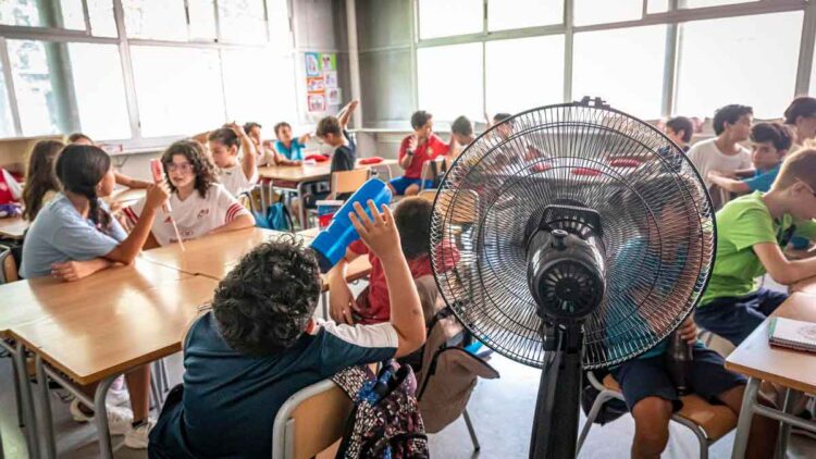Alumnos andaluces enfrían el aula con un ventilador durante una ola de calor, situación que la Junta solucionará climatizando 80 colegios más