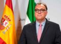 Representante de la Junta de Andalucía ante las banderas de España y Andalucía presenta las nuevas ayudas para andaluces en el extranjero
