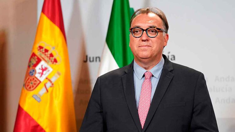 Representante de la Junta de Andalucía ante las banderas de España y Andalucía presenta las nuevas ayudas para andaluces en el extranjero