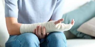 Trabajadora con brazo escayolado pendiente de la ‘lista de espera digital’ del INSS que decide su alta por baja laboral