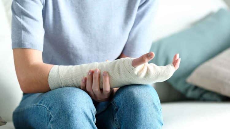 Trabajadora con brazo escayolado pendiente de la ‘lista de espera digital’ del INSS que decide su alta por baja laboral