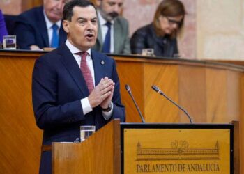 El presidente andaluz, Juanma Moreno, anuncia en el Parlamento la unidad policial ‘Titán’ para vigilar los pisos turísticos ilegales