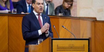El presidente andaluz, Juanma Moreno, anuncia en el Parlamento la unidad policial ‘Titán’ para vigilar los pisos turísticos ilegales