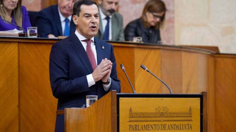 El presidente andaluz, Juanma Moreno, anuncia en el Parlamento la unidad policial ‘Titán’ para vigilar los pisos turísticos ilegales
