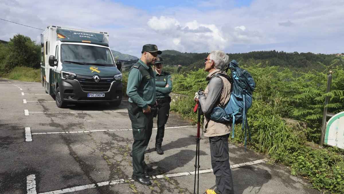 Guardia Civil multa por transitar por un camino.