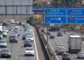 Tráfico denso en autopista española: el desgaste de neumáticos y frenos genera más partículas contaminantes que los tubos de escape