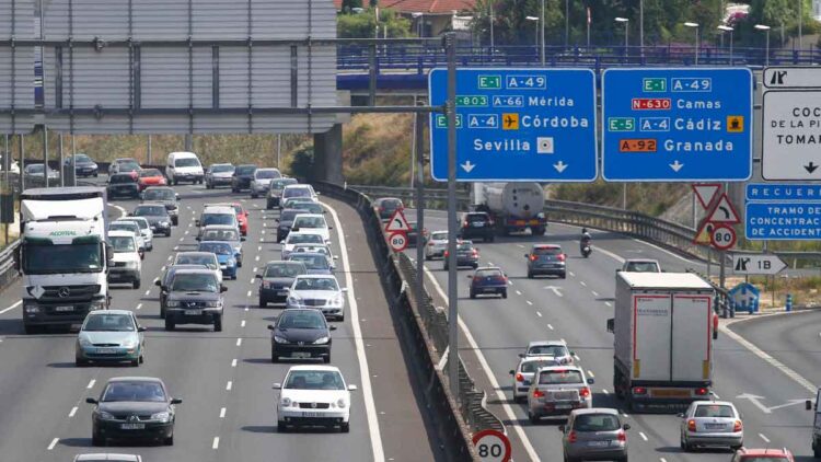 Tráfico denso en autopista española: el desgaste de neumáticos y frenos genera más partículas contaminantes que los tubos de escape