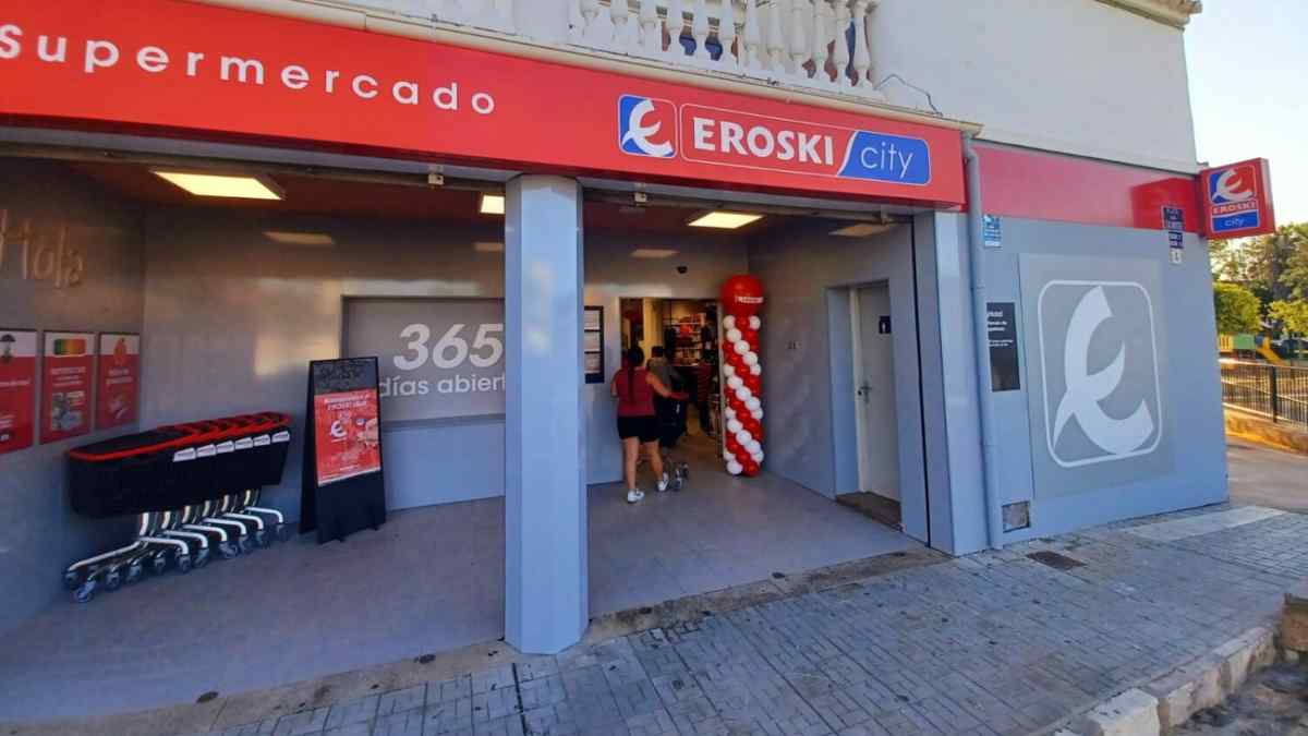 entrada del nuevo supermercado eroski city en santa rosalía málaga.