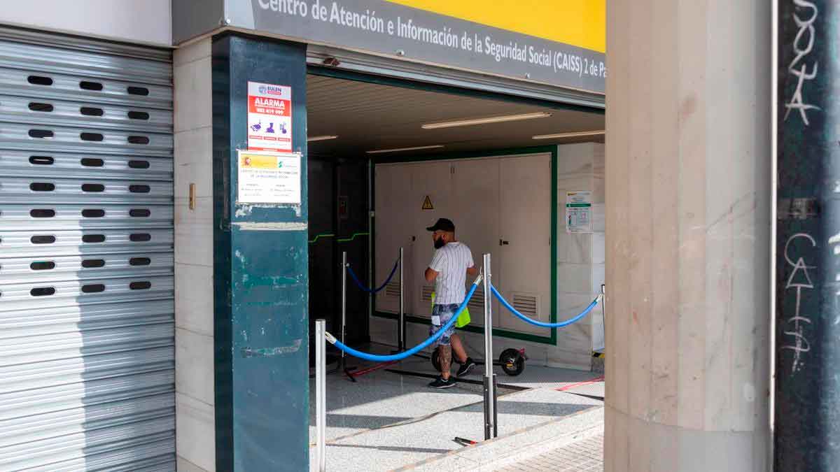 Acceso a una oficina CAISS de la Seguridad Social donde solicitar el número para trabajar y cobrar prestaciones en España