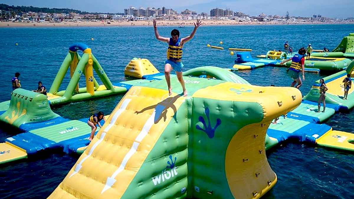Vista aérea de Ocean Sea Park, el parque acuático flotante de Islantilla (Huelva), con circuitos hinchables sobre el mar.