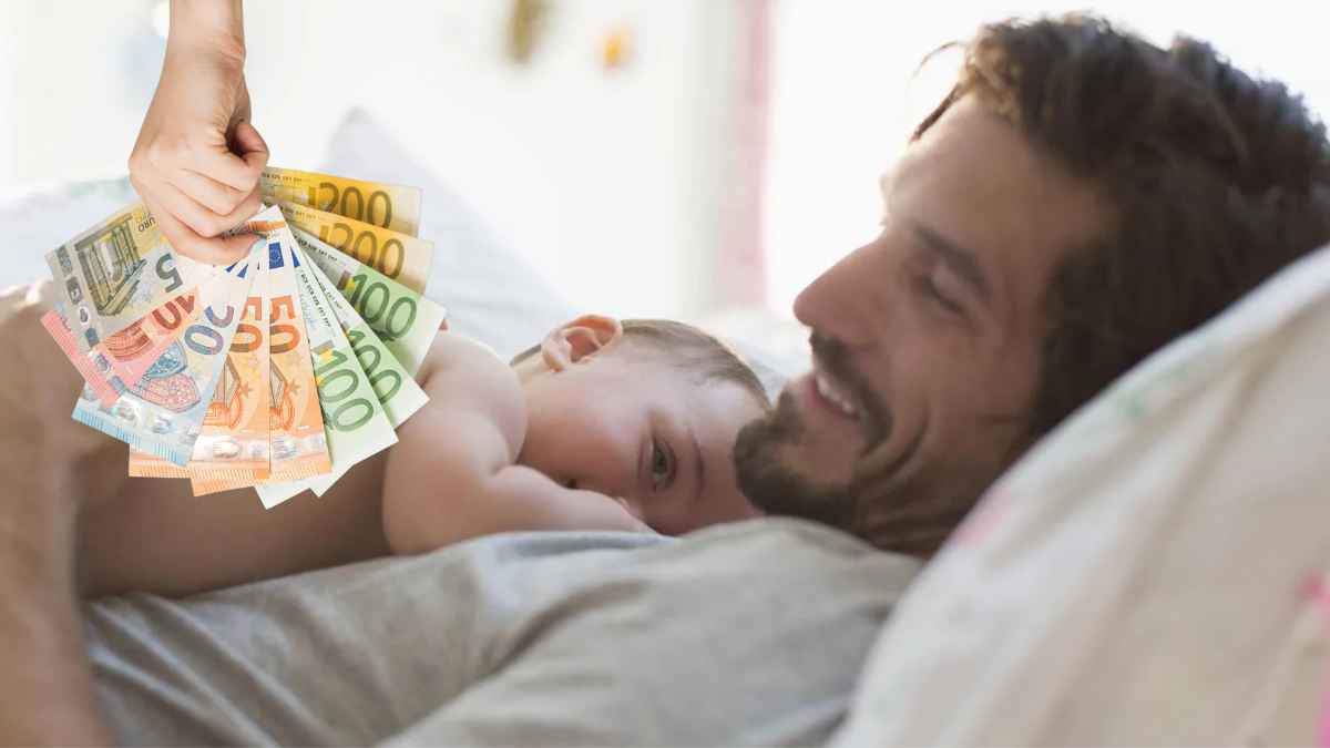 Padre con bebé y abanico de billetes, símbolo del nuevo extra de pensión por hijos tras fallo del TJUE.