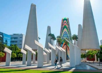 Vista del PCT Cartuja en Sevilla con torre multicolor y columnas, futuro sistema de control inteligente de accesos