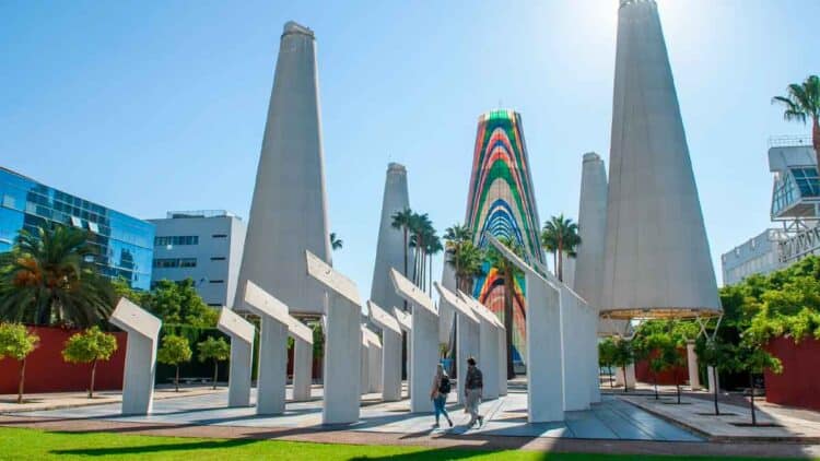 Vista del PCT Cartuja en Sevilla con torre multicolor y columnas, futuro sistema de control inteligente de accesos
