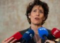 Elma Saiz ante varios micrófonos explica la penalización del 30 % en jubilaciones involuntarias con más de 40 años cotizados