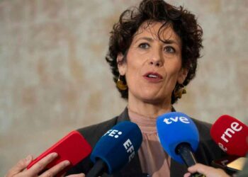 Elma Saiz ante varios micrófonos explica la penalización del 30 % en jubilaciones involuntarias con más de 40 años cotizados