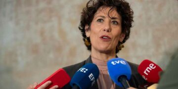 Elma Saiz ante varios micrófonos explica la penalización del 30 % en jubilaciones involuntarias con más de 40 años cotizados