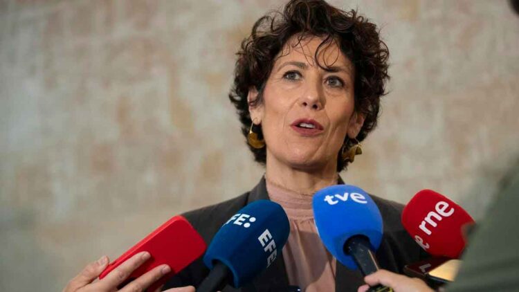 Elma Saiz ante varios micrófonos explica la penalización del 30 % en jubilaciones involuntarias con más de 40 años cotizados