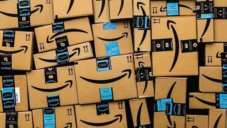Muchas cajas de envío de Amazon.
