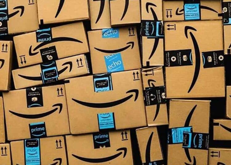 Muchas cajas de envío de Amazon.