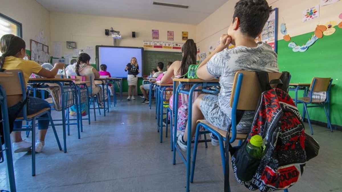 Profesora andaluza en aula con alumnos tras la subida salarial que iguala a los docentes con la media española.
