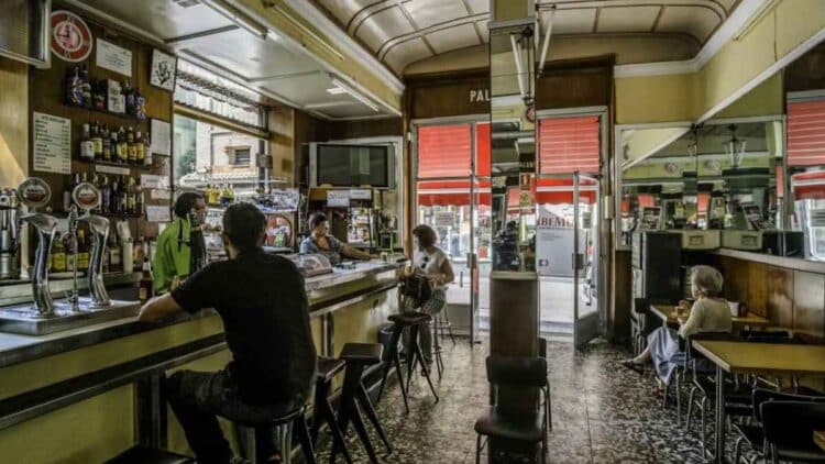Prohibición aceiteras en bares.