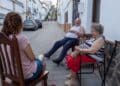Charlas entre vecinos en la calle.